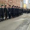 Oberleutnant Thomas Baumann (rechts) lässt die Sebastiani-Wehr traditionsgemäß am Festsonntagmorgen antreten.