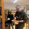 Stefan Wagener räumt zusammen mit Helferin Ingrid Bahr die Regale im neuen Naturkost in Mürscht am Marktplatz 17 ein. Am Donnerstag wird das Geschäft, das bisher in der Veit-Stoß-Straße zu finden war, von ihm neu eröffnet.