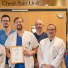 Das kardiologische Team rund um Chefarzt Prof. Dr. Willibald Hochholzer (Zweiter von rechts) freut sich über die erfolgreiche Zertifizierung der Chest Pain Unit am KWM Juliusspital.