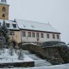 Historisches Areal mitten in Güntersleben: das frisch sanierte Frühmessnerhaus (links) neben dem Alten Rathaus.