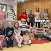 Auf dem Foto hinten: Kerstin Haun, Christina Hose, Rebecca Luger, Carolin Caner, Isabel Breunig, Carolin Griebel; vorne: Emilia Seifert, Lea Klug, Matheo Caput, Felix Griebel, Max Carner, Peter Fischer.