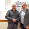 Bürgermeister Alois Fischer (rechts) gratuliert Peter Öftering zu seinem neuen Amt als Mitglied des Unterpleichfelder Gemeinderats.