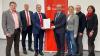 Das Bild zeigt von links: Roland Klement (Stiftungsrat), Erich Kuhn (Stiftungsberater Sparkasse), Peter Schleich (Vorstandsvorsitzender Sparkasse), Bürgermeister Matthias Schneider, Manuela Weigl, Pfarrer Christian Lutz (beide Stiftungsrat) und Manuela Ledermann (Stiftungsberaterin Sparkasse).