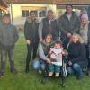 Die Theaterspieler übergaben den gespendeten Betrag an Maxi und seine Familie.