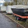 Die Parkplätze im Gewerbegebiet Kiesäcker sind von Wohnanhängern und sonstigen Anhängern belegt. Der Bootsanhänger sieht aus, als wäre er schon Wochen nicht mehr bewegt worden.