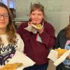 Crêpe mit Nutella und Banane kommt besonders gut bei Janina S., Sophia L. und Luzia K. (von links) an.