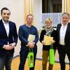 Michael Endres und Ursula Brennfleck (Zweiter und Dritte von links) wurden für wiederholtes Blutspenden ausgezeichnet. Mit auf dem Bild: Bürgermeister Johannes Leibold, Ortsvorsteher Hubert Kraus und Michael Ollmert vom DRK-Ortsverband Tauberbischofsheim (von links).