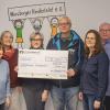 Auf dem Foto (von links): Christine Marx (Näharbeiten), Marita Gottwalt (Batik), Marita Zeisner (Keramik), Gertrud Thoma (Floristik), Hans-Berthold Wiegand (Schatzmeister Würzburger Kindertafel), Angela Mayr-Isenberg (Filz- und Wollarbeiten), Matthias Demel (Graphik-Design) und Maggie Sieß (Leiterin der Steckenpferdreiter).