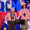 Ernst Härtel und sein Enkel Manuel Münch schauten als "Stars vom Stadtrand" auf das Ortsgeschehen.