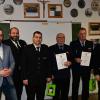 Seit 50 Jahren gehören Ludwig Marquart und Ernst Schäfer (Zweiter und Dritter von rechts) zur Feuerwehr in Schönfeld und wurden dafür nun von der Abteilungswehr und der Gemeinde geehrt, von links: Bürgermeister Johannes Leibold, Hauptkommandant Marus Herold, Abteilungskommandant Mario Körner, ehemaliger Abteilungskommandant Gerald Ebert. Seit 50 Jahren gehören Ludwig Marquart und Ernst Schäfer (Zweiter und Dritter von rechts) zur Feuerwehr in Schönfeld und wurden dafür nun von der Abteilungswehr und der Gemeinde geehrt, von links: Bürgermeister Johannes Leibold, Hauptkommandant Marus Herold, Abteilungskommandant Mario Körner, ehemaliger Abteilungskommandant Gerald Ebert.
