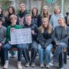 Das P-Seminar Spanisch mit dem Scheck über 1770 Euro.
