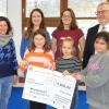 Spendenübergabe (von links): Nadine Kunitzky und Milena Slauson (pädagogisches Team), Nadja Stegerwald (Verwaltung), Peter Schmitt (Sparkasse) und drei Kinder der Montessori-Schule Main-Spessart.