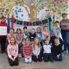 Auf dem Foto Julia Gass, Klassensprecher, Rektorin Gudrun Schuhmann.