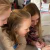 Schülerinnen der 5. Jahrgangsstufe spielen am Angela-Tag Escape Games.