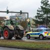Landwirte behindern mit Traktoren den Verkehr.