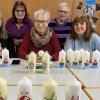 Auf dem Foto (von links): Christine Hupp, Elisabeth Hemrich, Rita Lannig, Elsbeth Keller und Petra Gerberich basteln seit 25 Jahren Osterkerzen für soziale Einrichtungen.