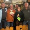 Bei der Dorfmeisterschaft 2024 in Mühlfeld errang Jürgen Helmrich den ersten Rang. Zweiter wurde Michael Krautzberger vor Sina Spiegel und Jürgen Endres. Auf dem Foto von links: Jürgen Endres, Jürgen Helmrich, 1. Vorsitzender Georg Krauß, Sina Spiegel und Michael Krautzberger.