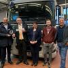 Schlüsselübergabe für einen modernen E-Lkw als Schulungsfahrzeug: (von links) Walter Voit (Betriebsleiter Nfz Franken), Sebastian Barth (Ausbilder Nutzfahrzeuge), Michael Abbate (Verkäufer Nfz Franken), Ludwig Paul (Hauptgeschäftsführer der Handwerkskammer für Unterfranken), Iris Hiller (Leiterin der Fahrzeugakademie), Lukas Müller (stellvertretender Leiter der Fahrzeugakademie) und Alfred Pfaff (Ausbilder Nutzfahrzeugtechnik).