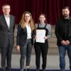 Die Regierungspreisträgerin Lena Marie Vollert mit den Vorsitzenden des Fördervereins Peter Wolf, Silvia Franz-Burger und dem weiteren ständigen Stellvertreter der Schulleiterin Matthias Feiler