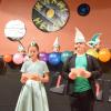 Klara Stegerwald und Benno Pollak moderieren souverän die vierte Karbacher Kinderfaschingssitzung.