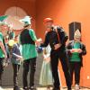 Klara Stegerwald und Benno Pollak moderieren souverän die vierte Karbacher Kinderfaschingssitzung.