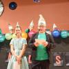 Klara Stegerwald und Benno Pollak moderieren souverän die vierte Karbacher Kinderfaschingssitzung.