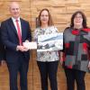 Gewinnübergabe der Adventskalenderverlosung 2023 des Lions-Clubs: Präsident Jürgen Heusinger, Sparkassendirektor Peter Lindemann, Gewinnerin Cornelia Hartmann, Organisatorin Brigitte Schmidt und Gestalterin Christine Wehe.