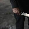Drei Männer griffen am Montagabend einen Jugendlichen in Bad Neustadt an. Einer von ihnen bedrohte den 17-Jährigen mit einem Messer (Symbolbild). 