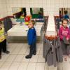 Leo Steiner, Ludwig Vorndran, Danna Pappelheim und Mio Müller an den neuen Wachbecken des Kindergartens St. Jakobus.