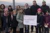In diesem Jahr konnten Kinder und Jugendliche aus Seinsheim 3200 Euro an die Station „Tanzbär“ übergeben.