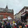 Der riesige Ochse beim Ochsenfurter Faschingsumzug vor der Kulisse des Neuen Rathauses