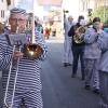 Angeführt von der Kapelle des Musikvereins Wiesenfeld in Sträflingskostümen war der Faschingszug am Dienstag mit Arche Noah, 101 Dalmatinern und dem Halloween-Wagen durch den Ort zum traditionellen Kehraus unterwegs.