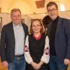 Oberbürgermeister Christian Schuchardt (rechts) mit Anastasia Schmid vom Verein "Mrija" und Siegfried Scheidereiter in der Ausstellung.