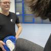 Tritt-Training: Mit Schaumstoff-Pads übt Alois Martha mit den Mädchen und Frauen Techniken ein, wie diese sich im Ernstfall wehren können. 