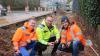 Marcel Zimmermann (Mitte) vom städtischen Tiefbau und Bauleiter Bastian Klebrig (Glöckle Bau, rechts) schauen sich den Untergrund für den neuen Fuß- und Radweg am Nordring an.