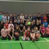 Das Jugendtrainerteam des Freak City Bamberg e.V. mit Schülerinnen und Schülern der fünften und sechsten Jahrgangsstufen des Gymnasiums Bad Königshofen sowie Carmen Büttner, Regionalleiterin der VR-Bank Main-Rhön.