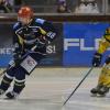 Dylan Hood (links) vom ERV Schweinfurt führt den Puck vor Kareem Hätinen vom EC Pfaffenhofen. Die Schweinfurter starteten mit einem Heimsieg und einer Auswärtsniederlage 