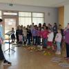 Sechs Erwachsene und sechs Jugendliche proben mit den Kindern, basteln Requisiten und besorgen Kostüme. Sechs Erwachsene und sechs Jugendliche proben mit den Kindern, basteln Requisiten und besorgen Kostüme.