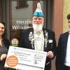 Bei der Scheckübergabe (von links): Ramona Rapps, Mitarbeiterin der VR-Bank Würzburg, Norbert Kronthaler, Sitzungspräsident und zweiter Vorsitzender der TSG und Luca Fröhling, Mitarbeiter der VR-Bank Würzburg.