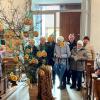 Um den "Fasten- Salz-Brezen-Baum" einige mutige Seniorinnen und Senioren des "trotz allem-Glücklich-Sein-Gottesdienstes" in der Pfarrkirche Heilig Kreuz.