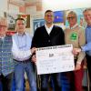 2000 Euro spendeten drei Dentallabore aus der Region an die Schweinfurter Kindertafel. Im bild (von links) Vorsitzender Stefan Labus, die Laborleiter Bernd Spies, Marc Rudolf, Ottmar Schlereth, Jürgen Riedel und Rainer Zink, Vorstandsmitglied der Kindertafel.
