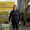 Bürgermeister Wolfgang Seifert und Christine Pfaff, Bayernwerk-Kommunalbetreuerin bei der Eröffnung der neuen E-Bike-Ladestation "Charge4Bike" in Wülfershausen.