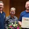 Barbara Breun wurde für ihre Verdienste um den Musikverein Hendungen zum Ehrenmitglied ernannt. Mit im Bild sind der neu gewählte zweite Vorsitzende Martin Reußenzehn (links) und der im Amt bestätigte erste Vorsitzende Christoph Bach.