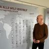 Jugendsozialarbeiter Tim Burkhard hat die Ausstelllung des FC Bayern "Verehrt, verfolgt, vergessen" an die Berufschule Haßfurt geholt.