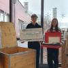 Freuen sich über den Spendenscheck: Rektor Joachim Zürn mit Schülern der Mittelschule und Prokuristin Heike Schüttenhelm von der Raiffeisenbank Bütthard-Gaukönigshofen.