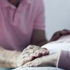 Viele Menschen fühlen sich hilflos und ängstlich, Schwerkranken und Sterbenden beizustehen. In einem Letzten-Hilfe-Kurs, den der Hospizverein Main-Spessart anbietet, kann man Wichtiges rund um die Themen Sterben, Trauer und Tod lernen. (Symbolbild) Viele Menschen fühlen sich hilflos und ängstlich, Schwerkranken und Sterbenden beizustehen. In einem Letzten-Hilfe-Kurs, den der Hospizverein Main-Spessart anbietet, kann man Wichtiges rund um die Themen Sterben, Trauer und Tod lernen. (Symbolbild)
