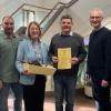 Dieter Daus, Thomas Schecher, Ruth Steger, Dr. Ingo Schmitt sowie Ewald Engelhaupt (von links) gratulieren Daniel Rossmann (mit Urkunde) zum 25-jährigen Dienstjubiläum.