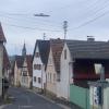 Über Dachständer werden die Häuser in Burghausen mit Strom versorgt. Aber das soll sich bald ändern. Wenn das Bayerwerk auf Erdverkabelung umstellt, lässt die Stadt gleich Leerrohre für Glasfaser mit verlegen.