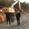 Bürgermeister Peter Juks (rechts) informiert seinen Stadtratskollegen aus Goßmannsdorf, Johannes Klinke, über die Bauarbeiten im Gebiet oberhalb des Lehmgrubenweges.