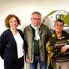 Die Vertreter der Bürgerinitiative "Kein Gewerbegebiet am Klingenbach", Beate Michel, Rainer Lesch und Maria Bleß, übergaben 342 Unterschriften an Bürgermeister Johannes Menth.
